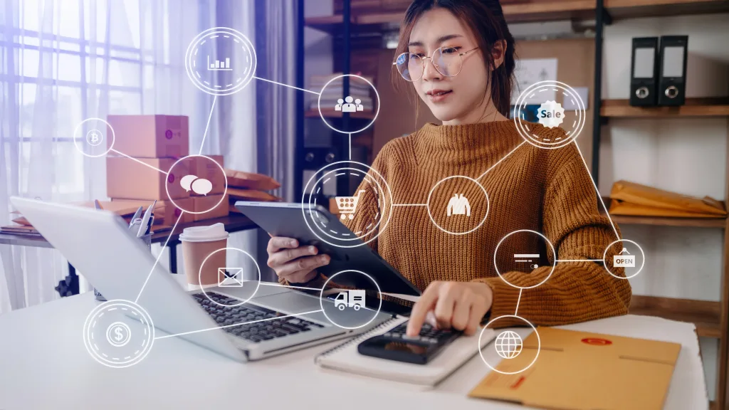 Wanita mengoperasikan gadget
